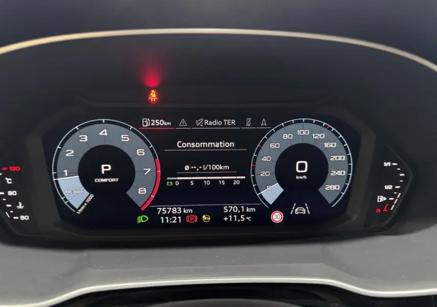 Tableau de bord numérique de l'Audi Q3 35 TFSI 2022 affichant la consommation et les compteurs en vue frontale.