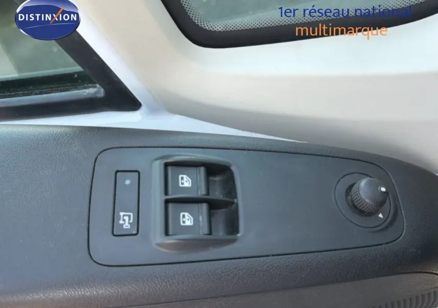 Détail des commandes de lève-vitres et réglage des rétroviseurs sur la porte côté gauche d’un Opel Movano Fourgon blanc.