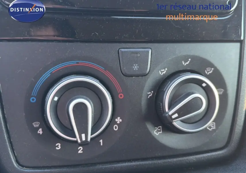 Gros plan sur les commandes de climatisation du tableau de bord de l'Opel Movano Fourgon blanc 2023.