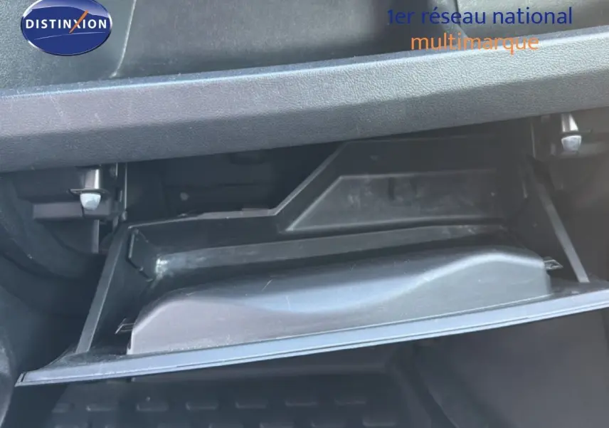 Intérieur du coffre à gants ouvert de l’Opel Movano Fourgon blanc, vue rapprochée sur le compartiment de rangement.