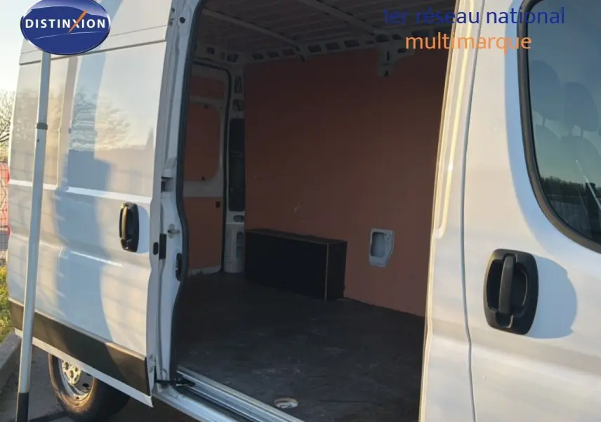 Vue latérale droite d’un Opel Movano Fourgon blanc Icy 2023 avec porte coulissante ouverte montrant l’intérieur vide.