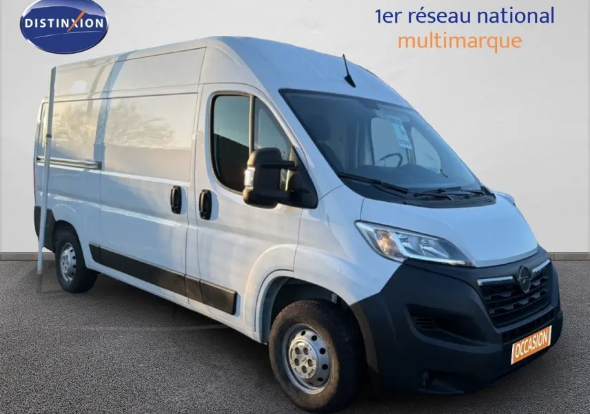 Opel Movano Fourgon blanc icy en 3/4 avant droit, grand volume avec pare-chocs noir et jantes acier simples.