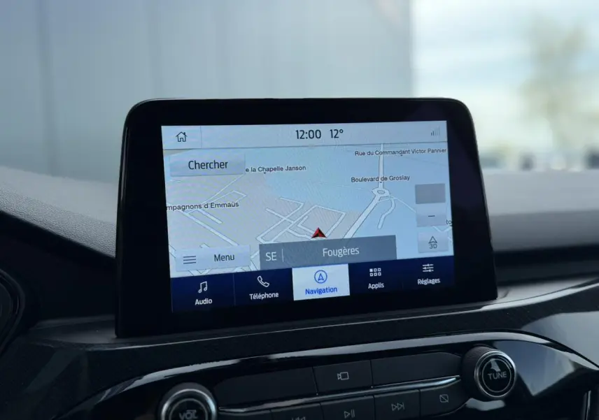Écran tactile GPS central du Ford Kuga 2023, affichant une carte de navigation en intérieur noir.