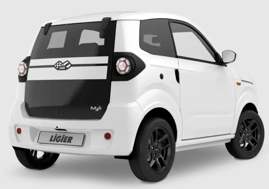 Vue 3/4 arrière droite d'une Ligier Myli blanche avec hayon noir et jantes alu noires.