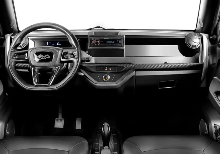 Vue frontale de l’habitacle noir du Ligier Myli 0.5 REVO D+ MAX avec tableau de bord minimaliste et autoradio 1DIN.