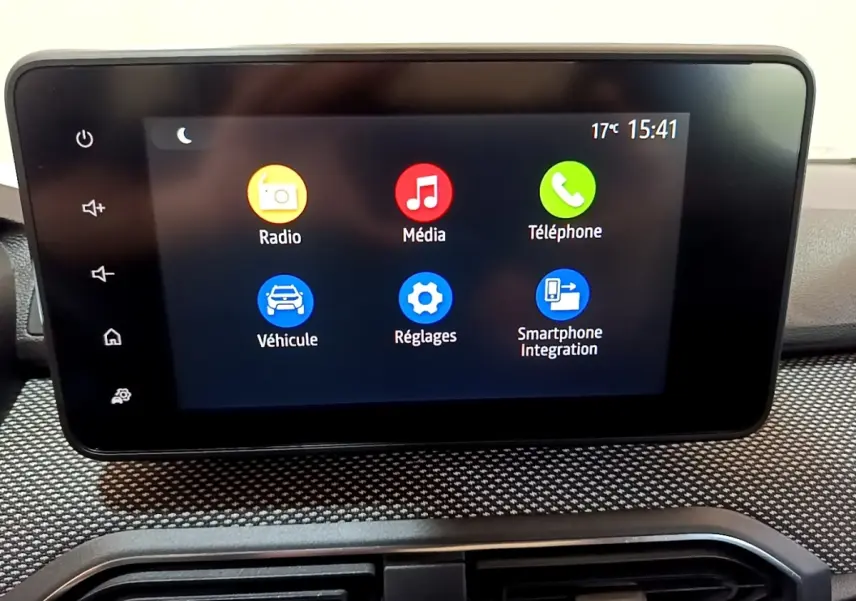 Écran tactile central de la Dacia Sandero Confort TCe 90 2022 affichant les options radio, média, téléphone et réglages.