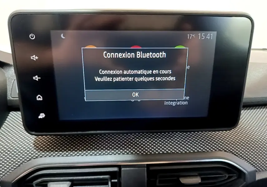 Écran tactile central du tableau de bord d'une Dacia Sandero 2022 affichant une connexion Bluetooth en cours.