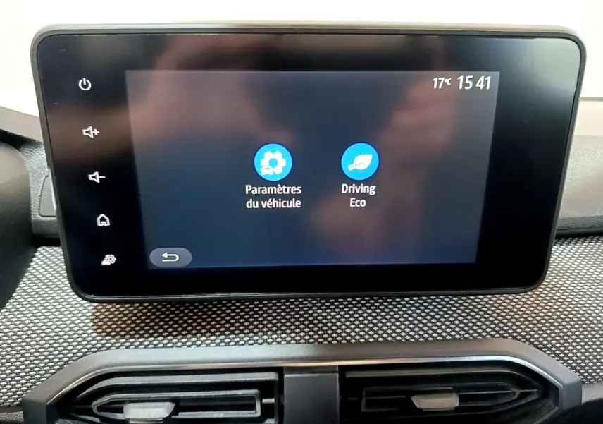 Écran tactile central du tableau de bord de la Dacia Sandero Confort TCe 90 avec menu paramètres et Driving Eco.