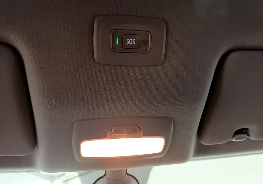 Détail du plafonnier intérieur avec bouton SOS et lumière allumée dans une Dacia Sandero Confort TCe 90 2022.