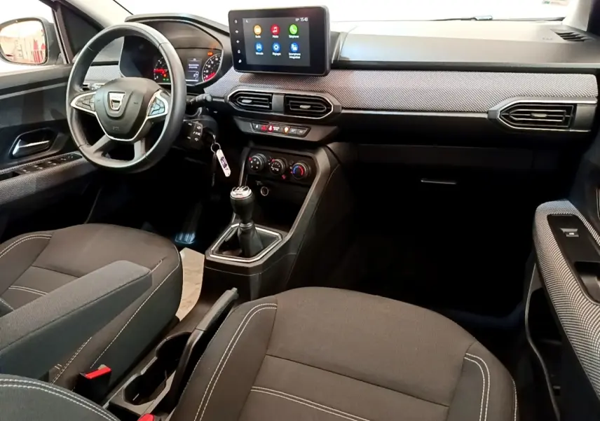 Vue intérieure avant droite de la Dacia Sandero Confort TCe 90 2022, avec tableau de bord moderne et écran tactile central.