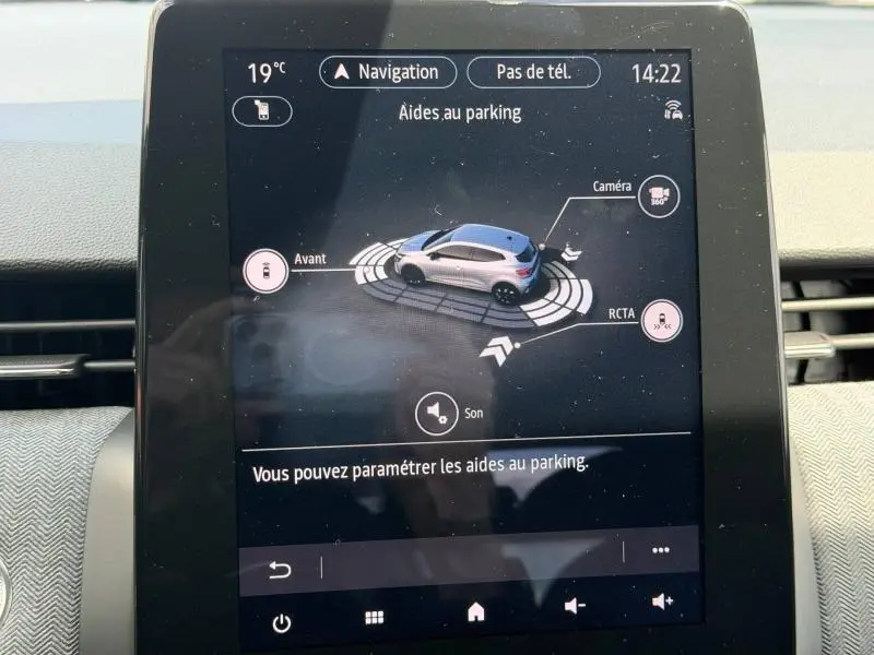 Écran tactile du système d’aide au parking de la Renault Clio 1.6 E-Tech 145ch, affichant la vue 360° du véhicule.