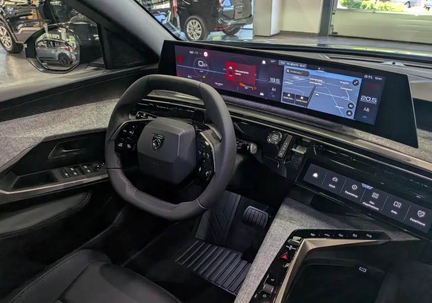 Vue intérieure côté conducteur du Peugeot 3008 Hybrid 145 en finition Allure, avec tableau de bord numérique et volant compact.