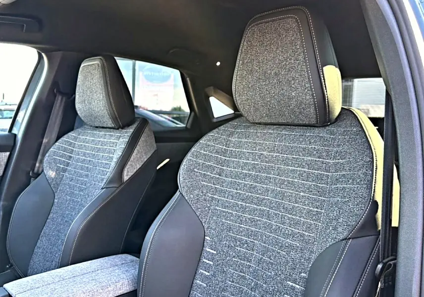 Vue rapprochée des sièges avant en tissu gris et cuir noir du Peugeot 3008 1.2 hybrid 145 allure e-dcs6.