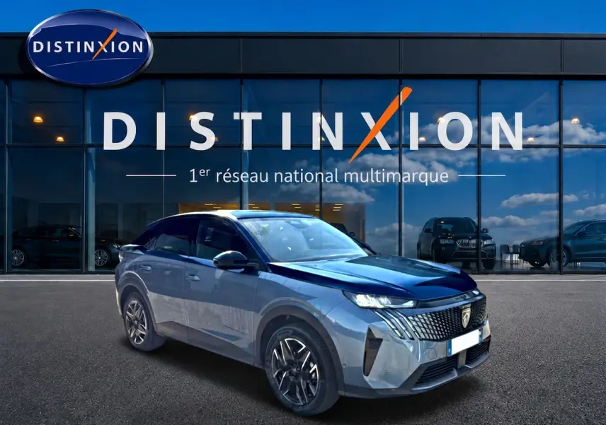 Peugeot 3008 bleu 3/4 avant droit, avec calandre distinctive et jantes alliage devant un showroom Distinxion.