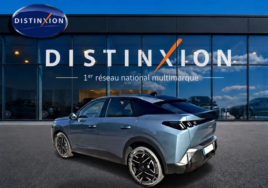 Peugeot 3008 bleu en 3/4 arrière droit, avec jantes alu noires et toit noir, devant vitrine Distinxion.