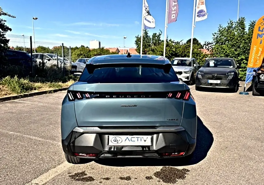 Vue arrière d’un Peugeot 3008 hybride bleu Ingara garé en extérieur avec feux arrière LED distinctifs.