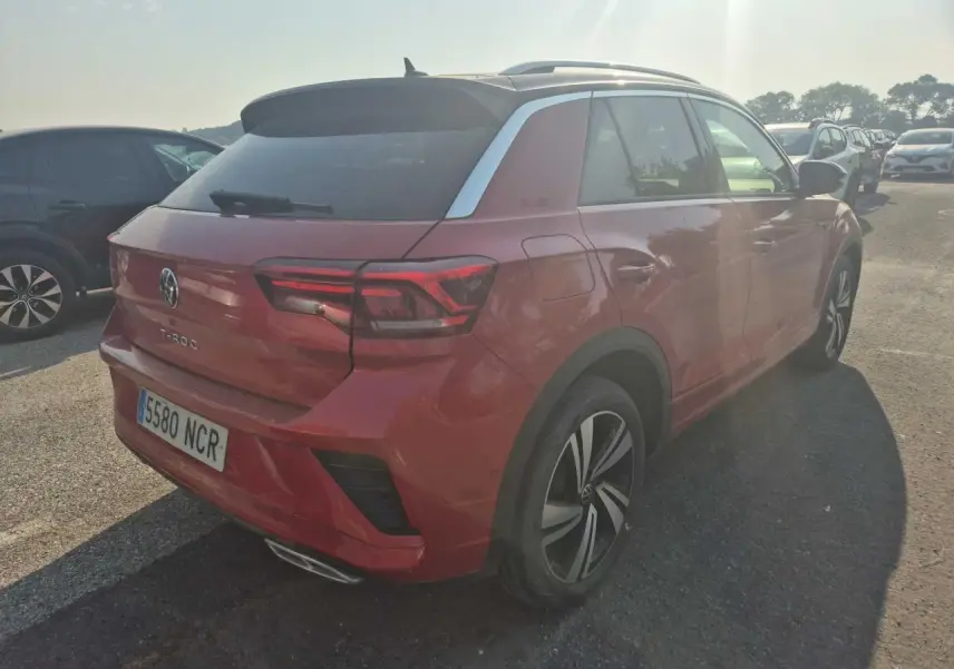 Volkswagen T-Roc rouge métal foncé vue 3/4 arrière droit avec toit panoramique et jantes R-Line.