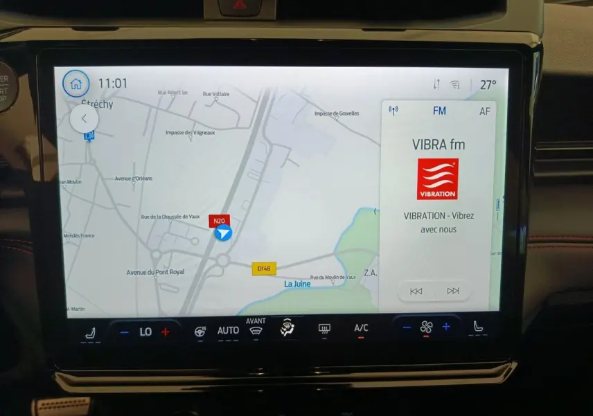 Écran tactile central du Ford Puma 2025 affichant la navigation et la radio VIBRA fm en intérieur noir.