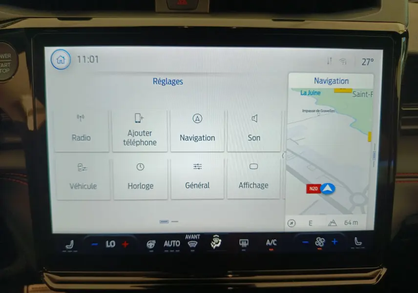 Écran tactile central du Ford Puma 2025 affichant le menu Réglages et la navigation GPS en intérieur noir.