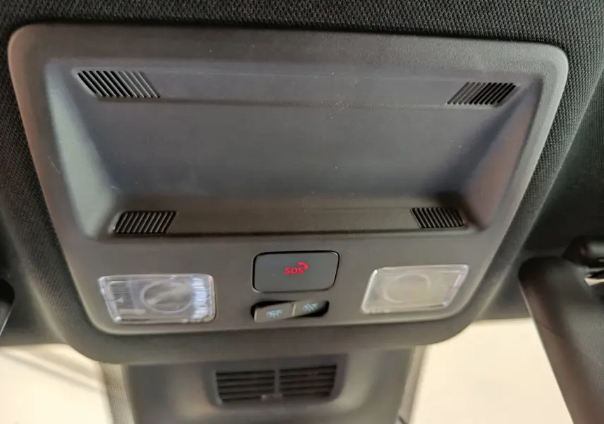 Plafonnier intérieur avec bouton SOS et éclairages, Ford Puma 2025 bleu version hybride ST-LINE.