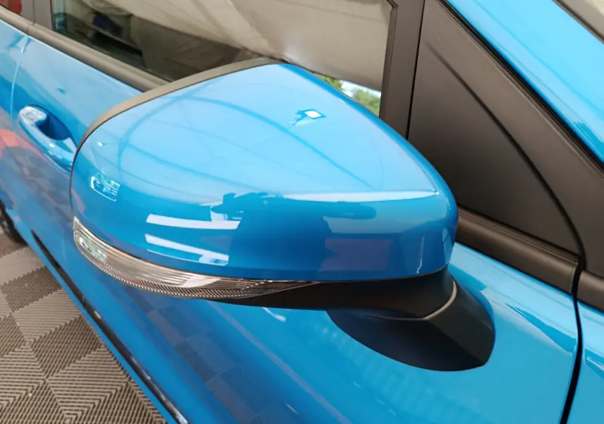 Rétroviseur côté gauche bleu vif du Ford Puma 2025 ST-LINE avec clignotant intégré, vue rapprochée.