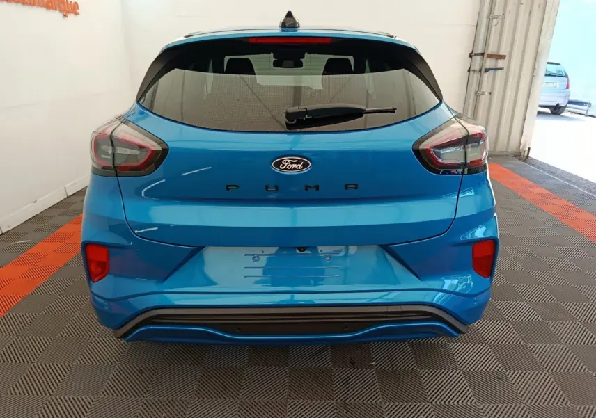 Vue arrière d'une Ford Puma bleu vif avec feux arrière LED et logo Ford centré sur le hayon.