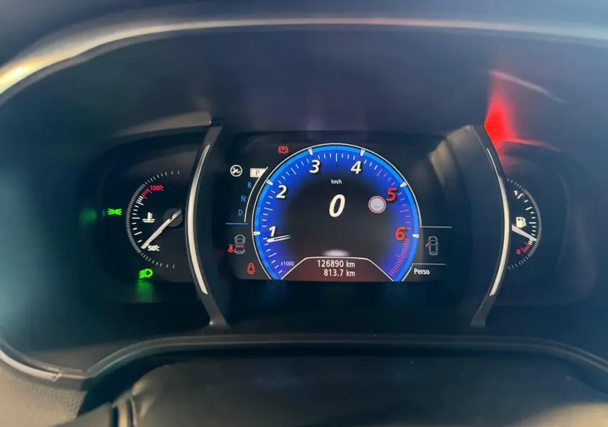 Vue rapprochée du tableau de bord numérique gris de la Renault Mégane Break GT 2017, affichant le compteur à zéro.