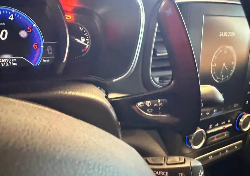 Tableau de bord intérieur noir de Renault Mégane Break GT 1.6 DCI 165, avec affichage digital et commandes au volant.