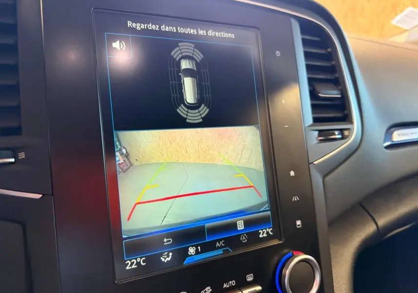 Écran central de la Renault Mégane Break GT 2017 montrant la caméra de recul avec guidage de trajectoire, intérieur noir.