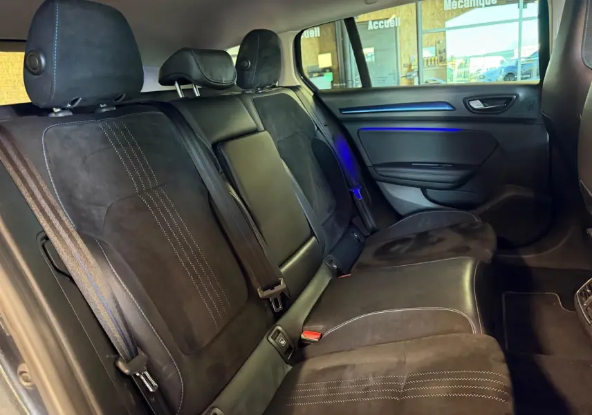 Vue intérieure côté droit des sièges arrière noirs en alcantara avec surpiqûres blanches d’une Renault Mégane Break GT 2017.