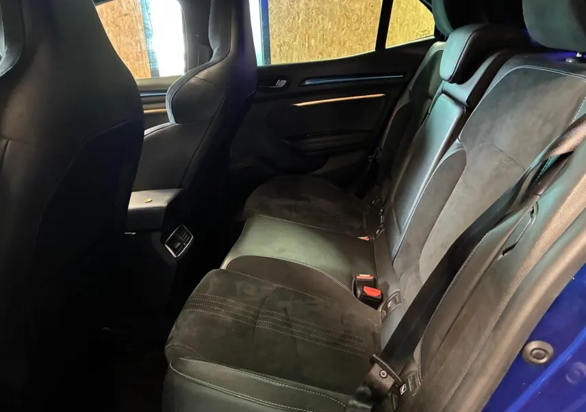 Vue intérieure côté droit des sièges arrière noirs en cuir et alcantara d'une Renault Mégane 1.7 Blue dCi 150 GT Line bleu 2019.