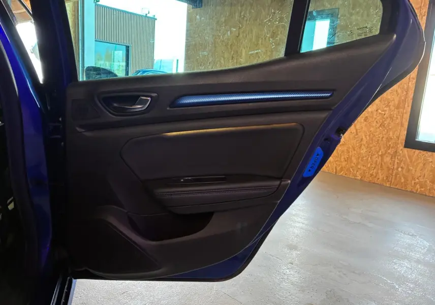Vue intérieure de la porte arrière gauche bleu de la Renault Mégane 1.7 BlueDCI 150 GT Line avec garniture noire et insert décoratif.
