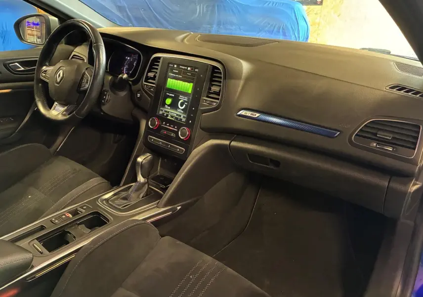 Intérieur noir de la Renault Mégane GT Line 2019, vue côté conducteur, tableau de bord avec écran tactile et volant cuir.