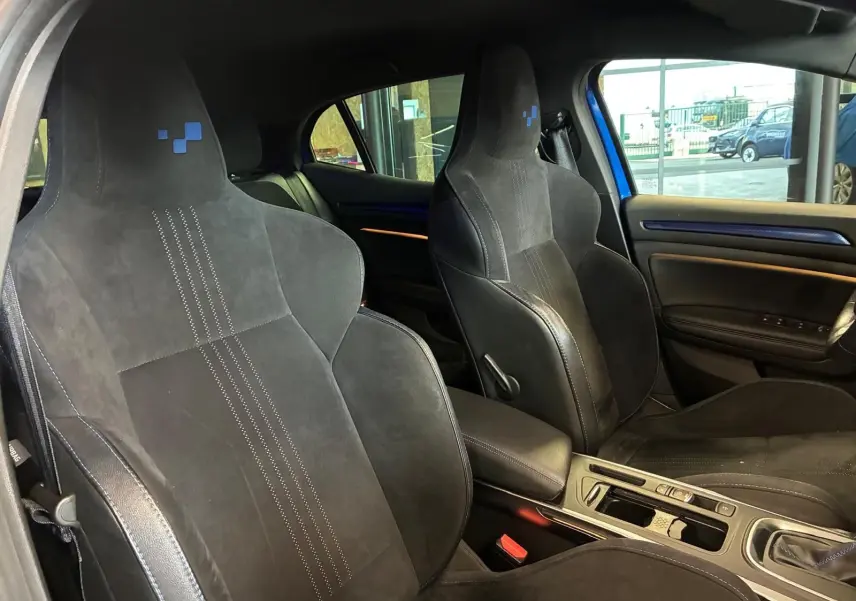 Vue intérieure rapprochée des sièges avant sport en alcantara noir de la Renault Mégane 1.7 BlueDCI 150 GT Line bleue.