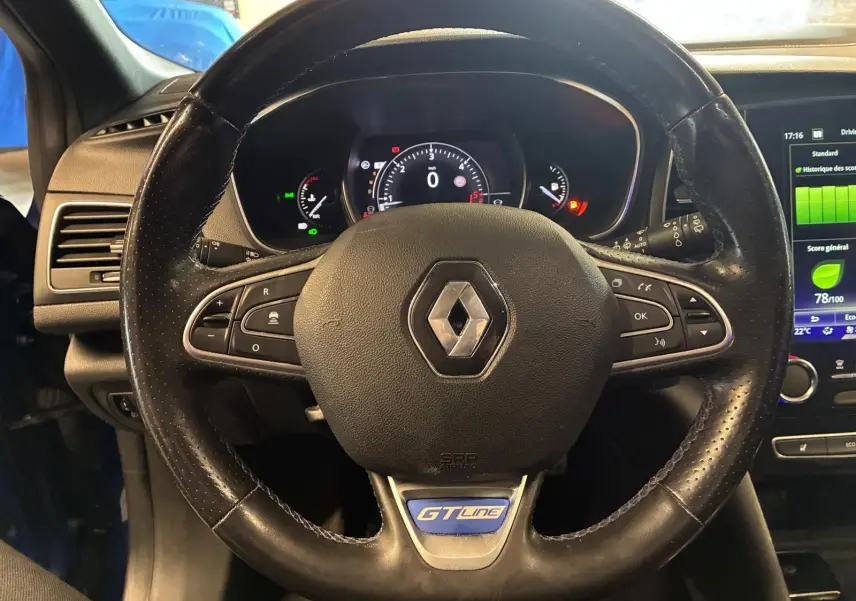 Vue rapprochée du volant cuir perforé noir avec logo Renault et badge GT Line, tableau de bord et écran tactile visibles.