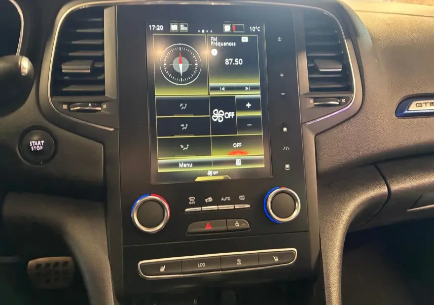 Vue rapprochée de la console centrale de la Renault Mégane GT Line 2019 avec écran tactile et commandes climatisation.