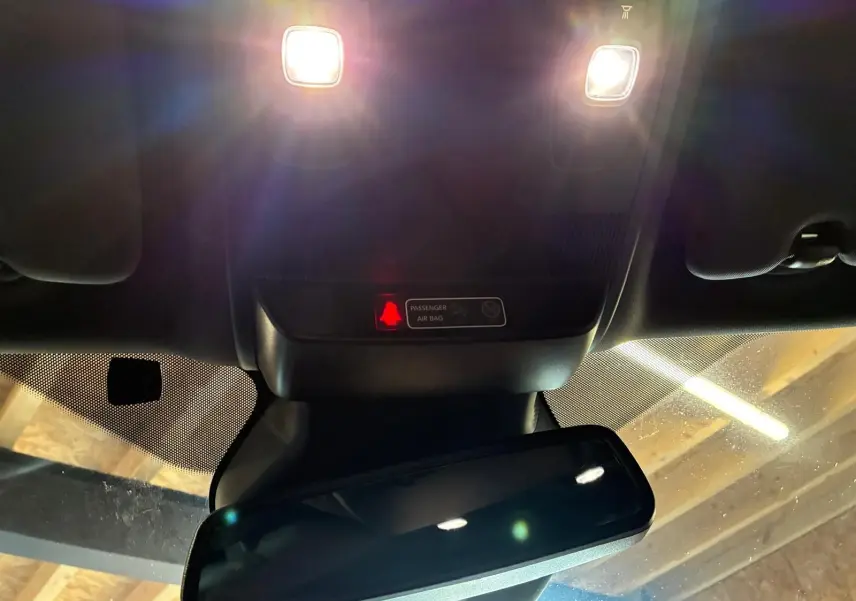 Vue intérieure du rétroviseur central et plafonnier allumé d'une Renault Mégane 1.7 BlueDCI 150 GT Line de 2019, avec indication airbag passager.