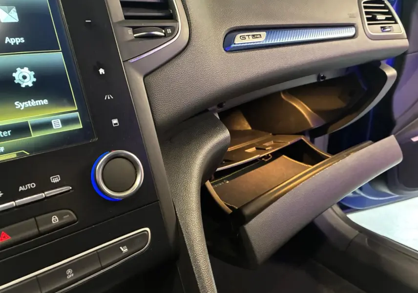 Intérieur de Renault Mégane GT Line 2019, vue sur la boîte à gants ouverte côté passager avec tableau de bord noir et écran tactile.