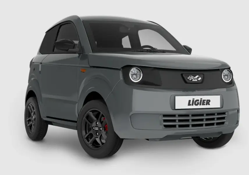Vue 3/4 avant d'une LIGIER Myli gris clair avec jantes alu noires et vitres arrière surteintées.