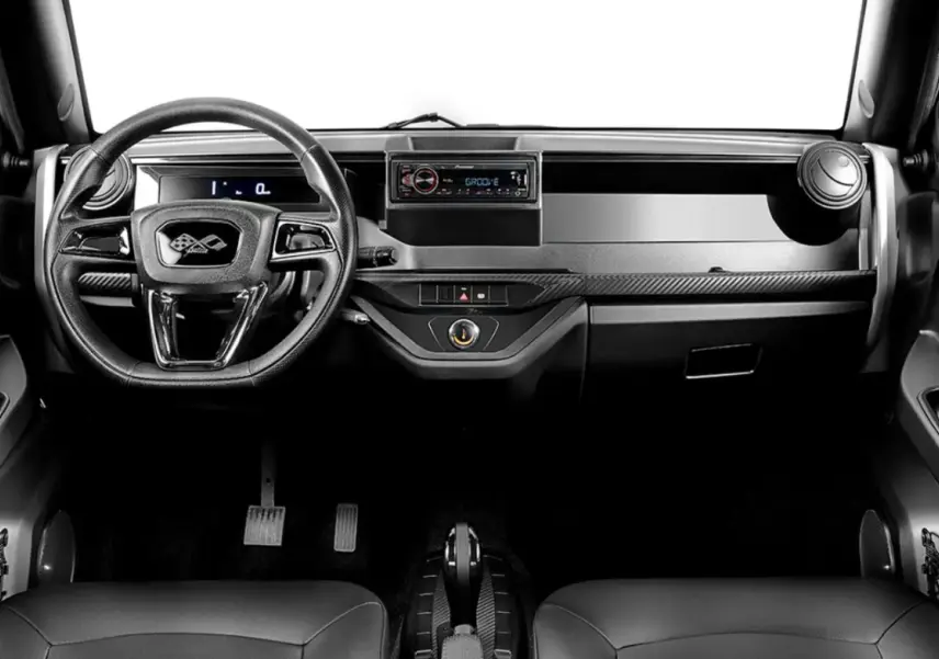 Vue frontale de l’habitacle noir du Ligier Myli 0.5 REVO D+ MAX 2026 avec volant multifonction et autoradio Pioneer.