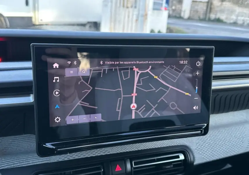 Écran tactile central affichant la navigation GPS dans l’habitacle d’une Citroën C3 noire, vue de face.