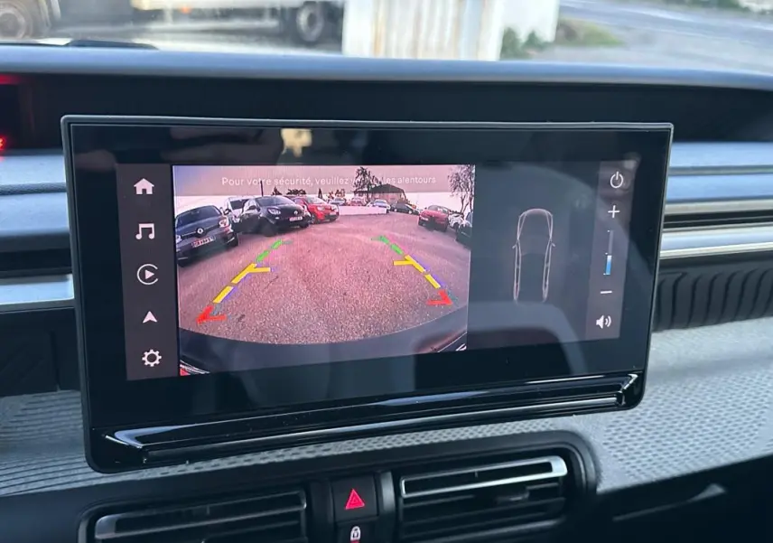 Écran central montrant la caméra de recul avec vue arrière et lignes de guidage dans une Citroën C3 noire de 2025.