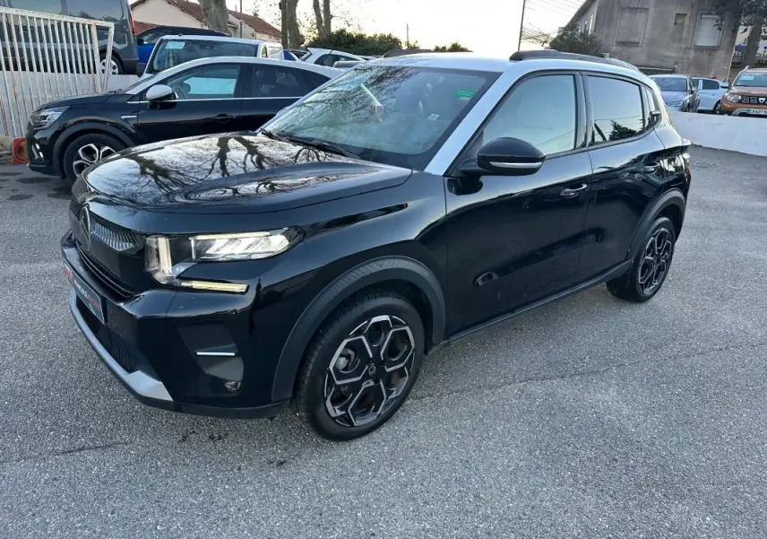 Citroën C3 noir vue 3/4 avant droit, jantes alliage 17 pouces et barres de toit visibles en extérieur.