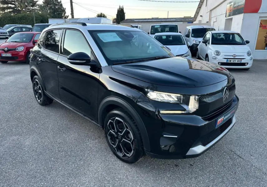 Citroën C3 Turbo 100 ch noir vue 3/4 avant droit avec jantes alliage et barres de toit visibles.