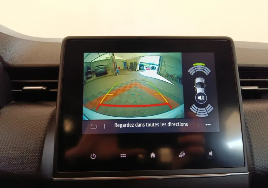 Écran tactile intérieur de la Renault Clio Business Blue dCi 100 montrant la caméra de recul et l’aide au stationnement.