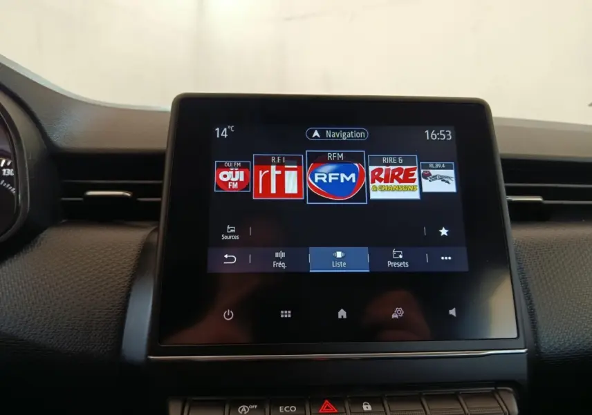 Écran tactile central du tableau de bord de la Renault Clio Business Blue dCi 100, affichant les stations radio.