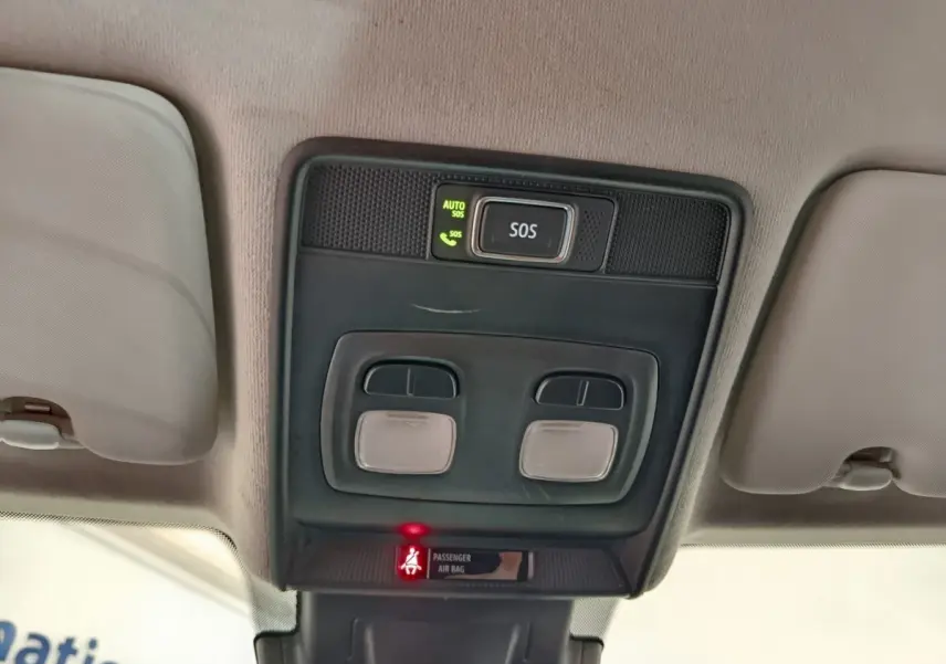 Plafonnier intérieur avec bouton SOS et éclairages, vue du toit d'une Renault Clio blanche Business Blue dCi 2022.