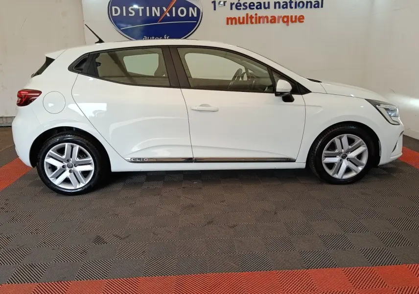 Profil droit d'une Renault Clio Business Blue dCi 100 blanche 2022, avec jantes alliage et logo Clio sur la porte arrière.