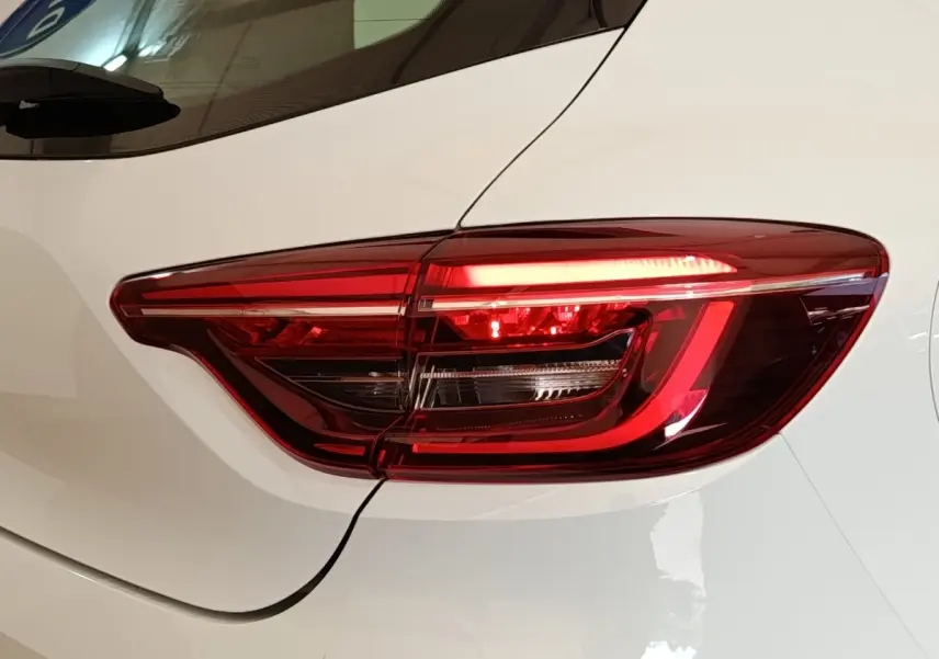 Gros plan sur le feu arrière droit rouge d’une Renault Clio Business Blue dCi 100 blanche de 2022.