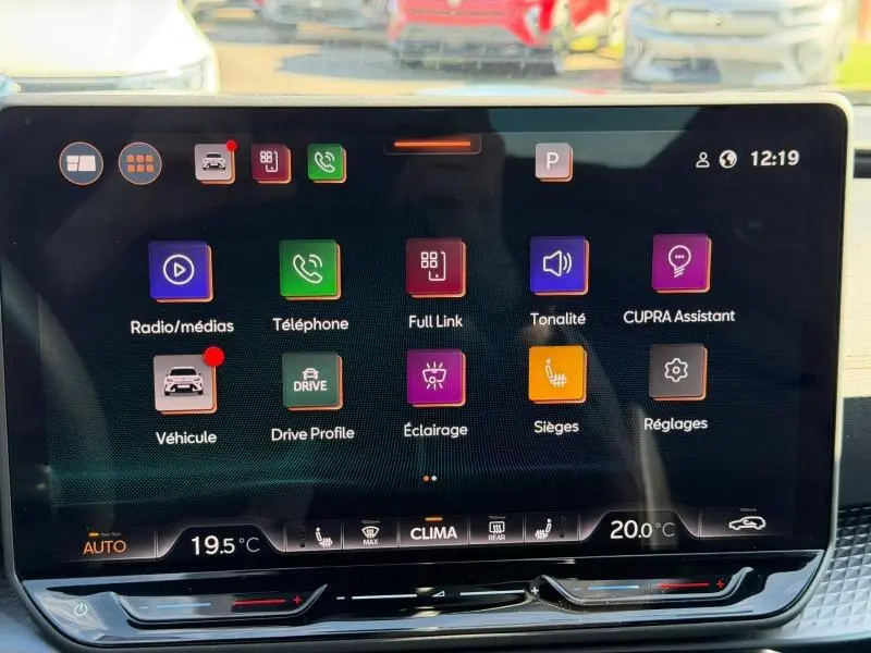Écran tactile central du tableau de bord du CUPRA Formentor 1.5 eTSI Hybrid 2025 affichant les menus de contrôle.